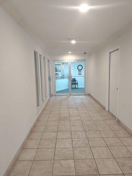More Photos Of 4861 N Dixie Hwy, Oakland Park Office Residential For Lease