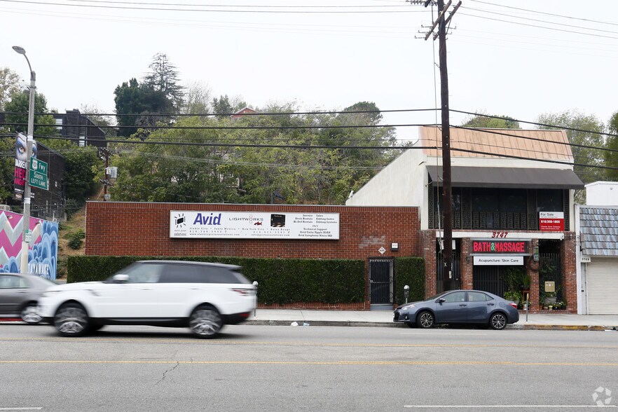 More Photos Of 3743 Cahuenga Blvd, Studio City Office For Lease