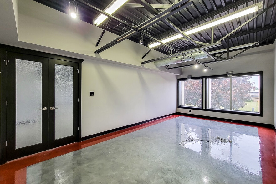 More Photos Of 1070 Heritage Rd, Burlington Warehouse For Lease