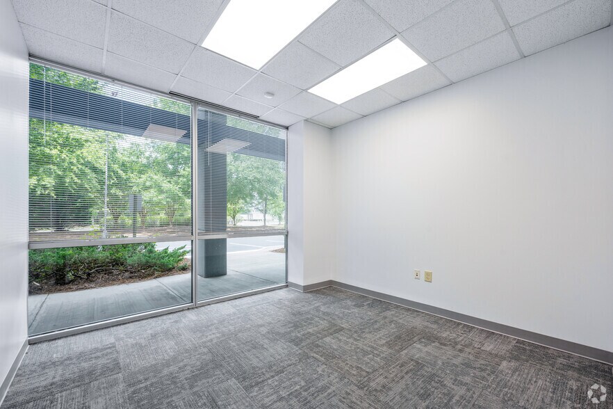 More Photos Of 125 Southside Ct, McDonough Distribution For Lease