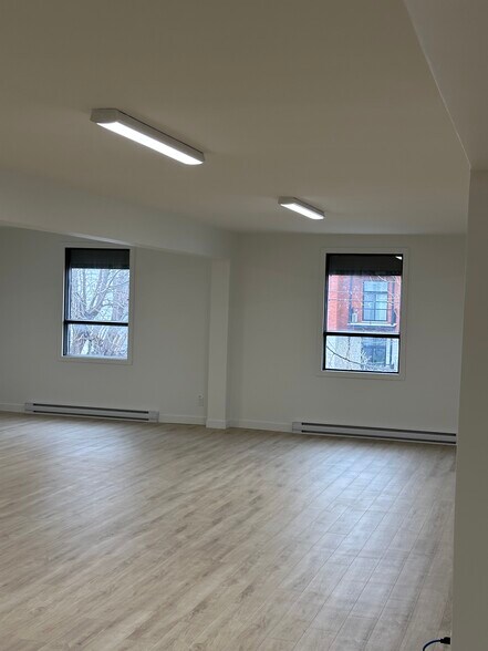 More Photos Of 106 Rue Saint-Louis, Longueuil General Retail For Sale