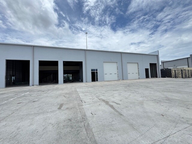 More Photos Of 405 Crossroads St, Laredo Freestanding For Lease