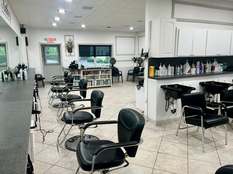 More Photos Of 633 Valley Rd, Gillette Freestanding For Lease