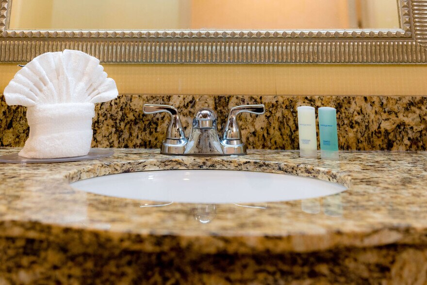 More Photos Of 933 S Riverside Dr, Elmhurst Hotel For Sale