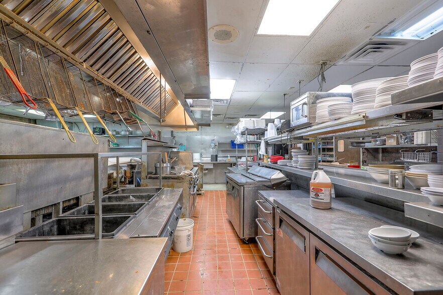 More Photos Of 330 E 135th St, Kansas City Restaurant For Sale