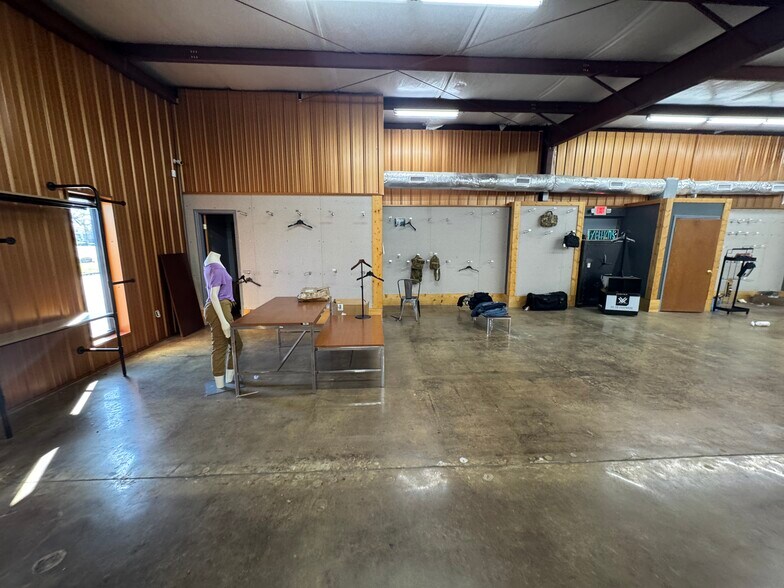 More Photos Of 990 N Daleville Ave, Daleville Warehouse For Sale