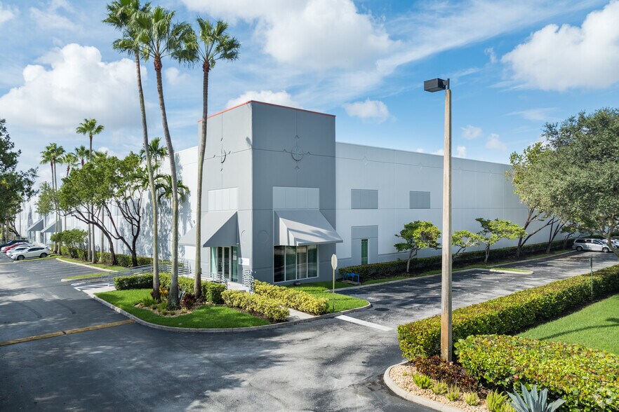 More Photos Of 8815 NW 33rd St, Doral Warehouse For Lease