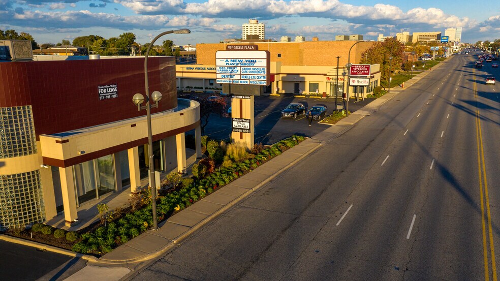 More Photos Of 4932-5000 W 95th St, Oak Lawn Unknown For Lease