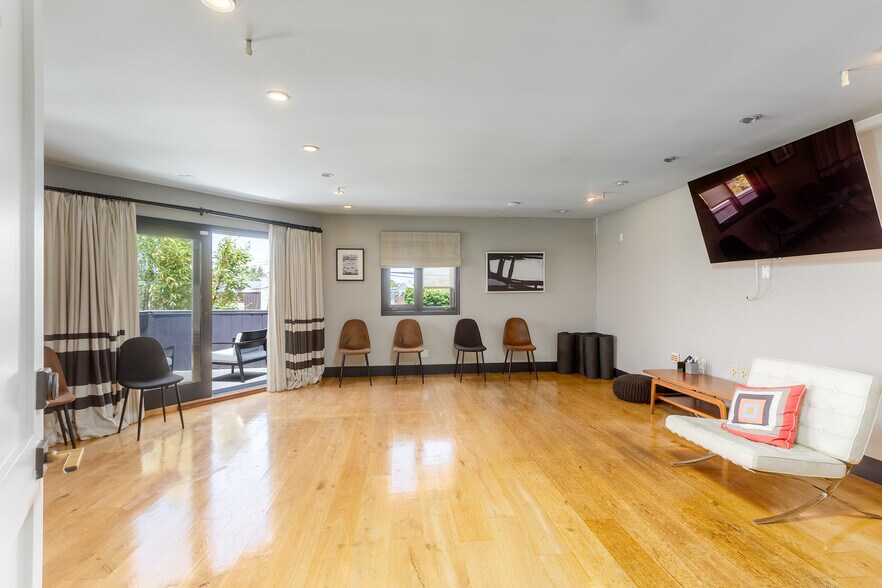 More Photos Of 1746 Abbot Kinney Blvd, Venice Loft Creative Space For Lease