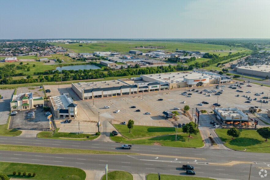 More Photos Of 8255 N Rockwell Ave, Oklahoma City Unknown For Lease