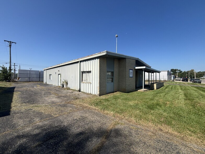 More Photos Of 60 Commerce Park Dr, Dayton Flex For Sale