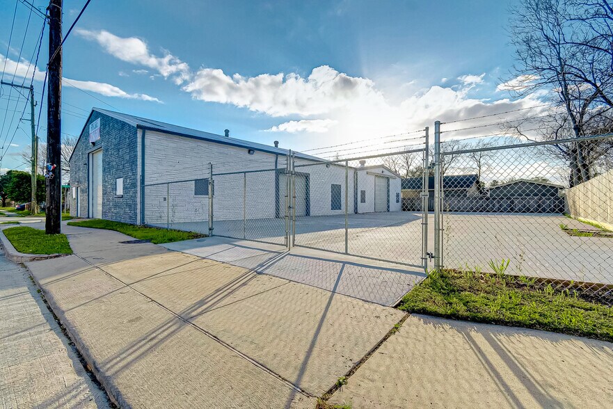 More Photos Of 1110 Central St, Houston Warehouse For Lease