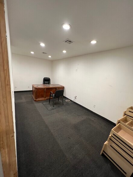 More Photos Of 225 N Highway 91, Summit Service For Lease