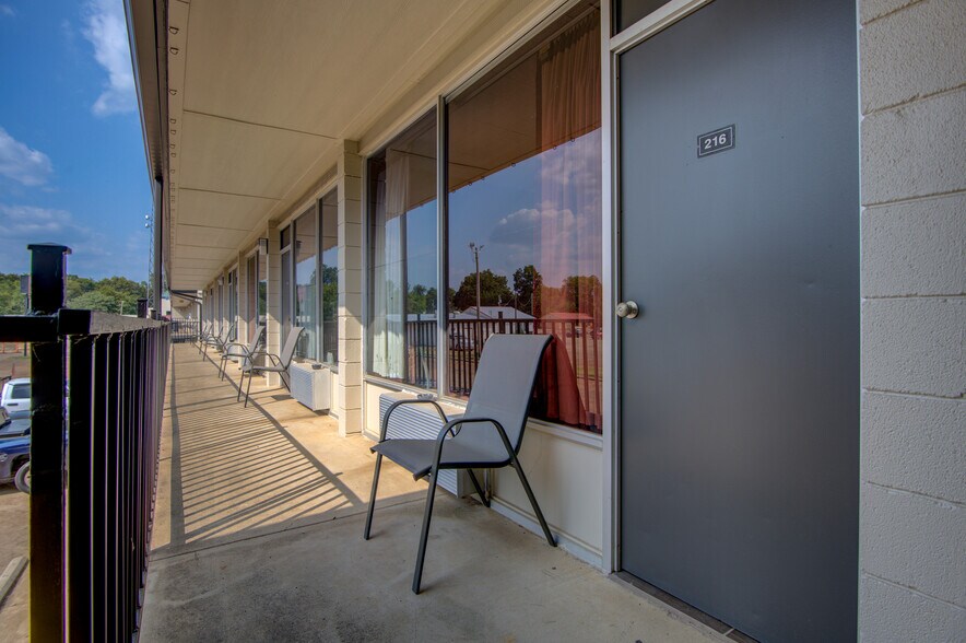 More Photos Of 100 W Wilson St, Valliant Hotel For Sale