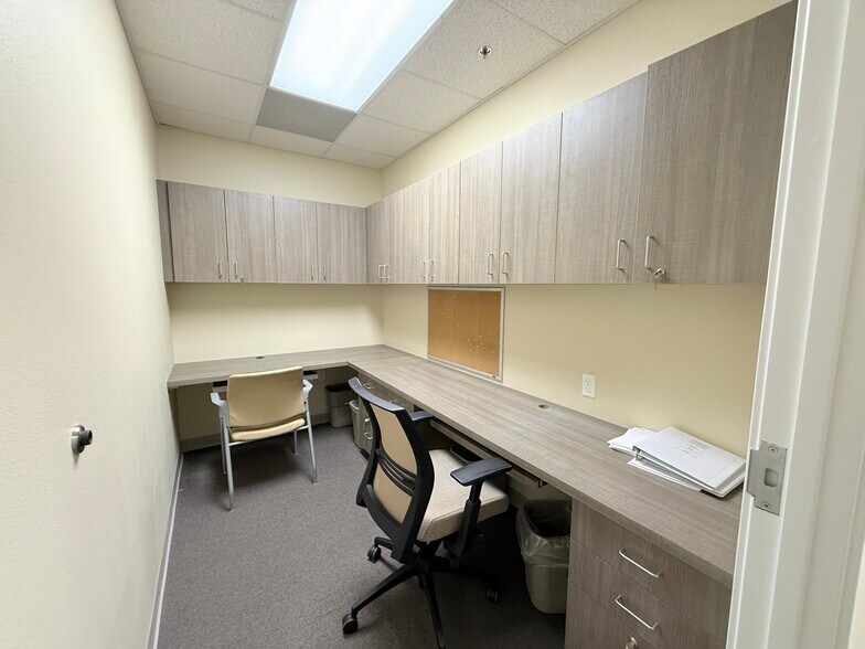 More Photos Of 110 Pond Ct, DeBary Medical For Lease