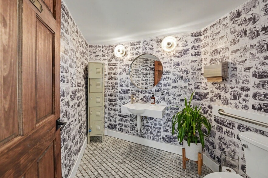 More Photos Of 2312 Abercorn St, Savannah Storefront Retail Residential For Sale