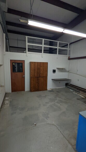 More Photos Of 1416 Twin Oaks St, Wichita Falls Warehouse For Lease