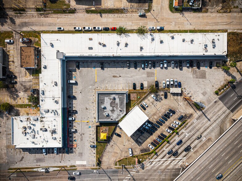 More Photos Of 9615-9695 Southwest Fwy, Houston Storefront For Lease