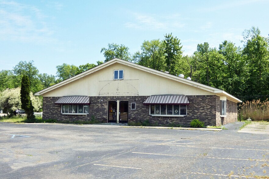 Primary Photo Of 8905 Macomb St, Grosse Ile Township Restaurant For Lease