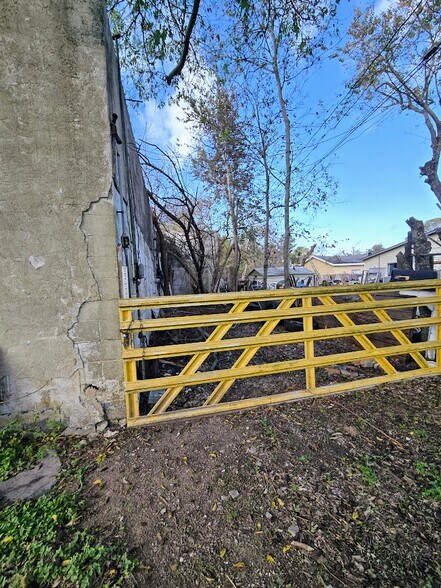 More Photos Of 6610 Highway 6, Hitchcock Freestanding For Sale