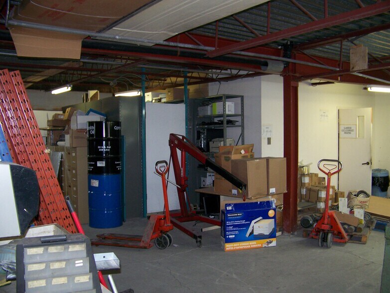 More Photos Of 185 Av du Pacifique, Laval Office For Sale