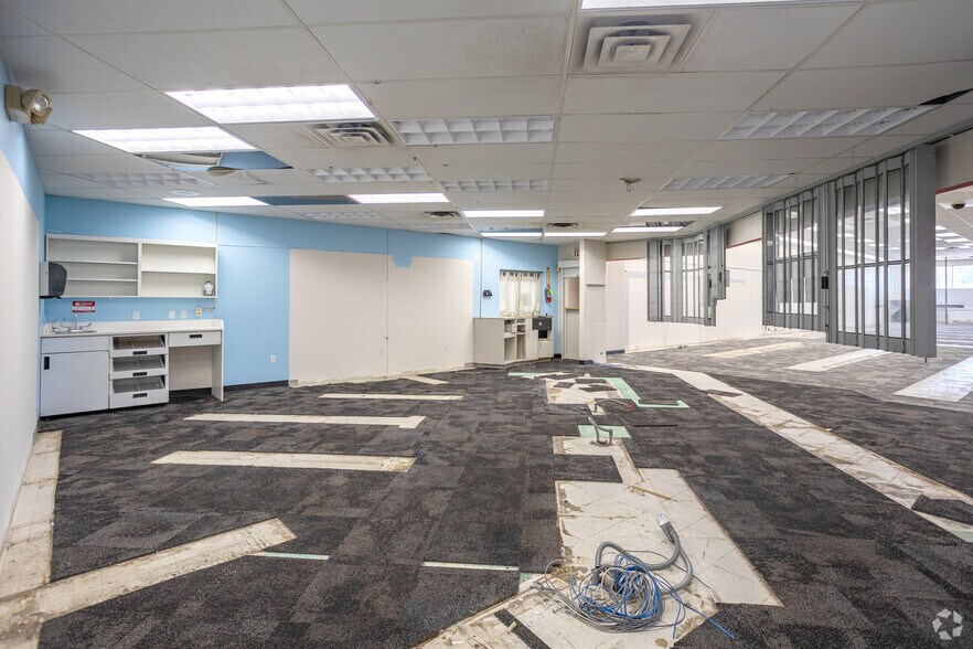 More Photos Of 700 W Main St, Norman Drugstore For Lease