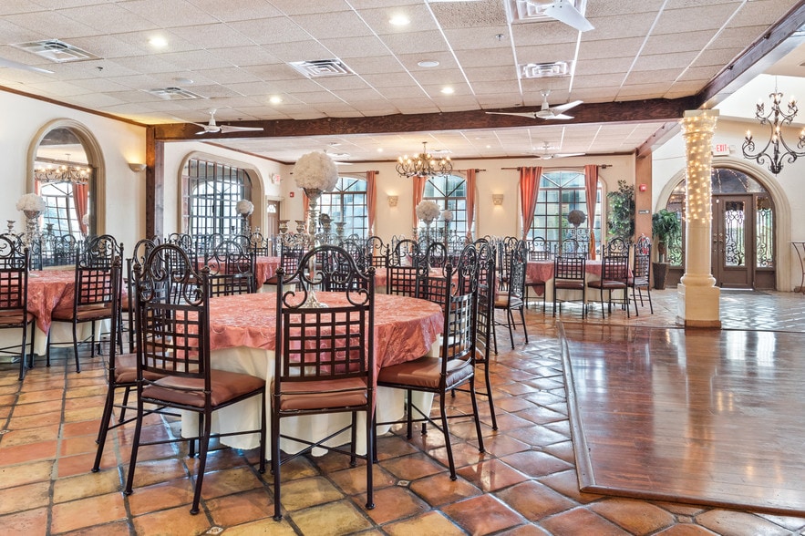 More Photos Of 2121 N Saint Marys St, San Antonio Restaurant For Lease