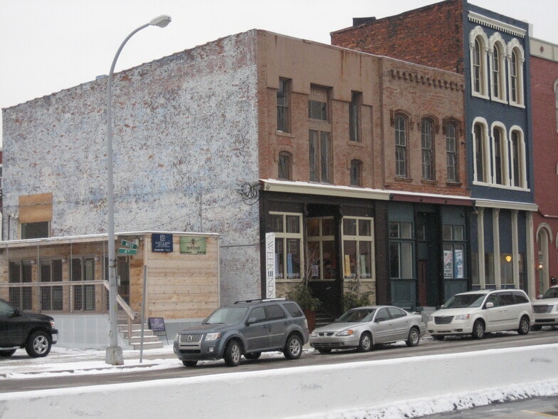 More Photos Of 910 -912 Military St, Port Huron General Retail For Sale