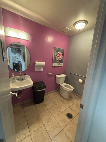 More Photos Of 1714-1720 Manhattan Dr, Waukesha Storefront For Lease