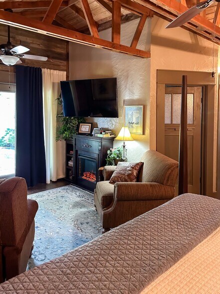 More Photos Of 504 Tivy St, Kerrville Flex For Sale