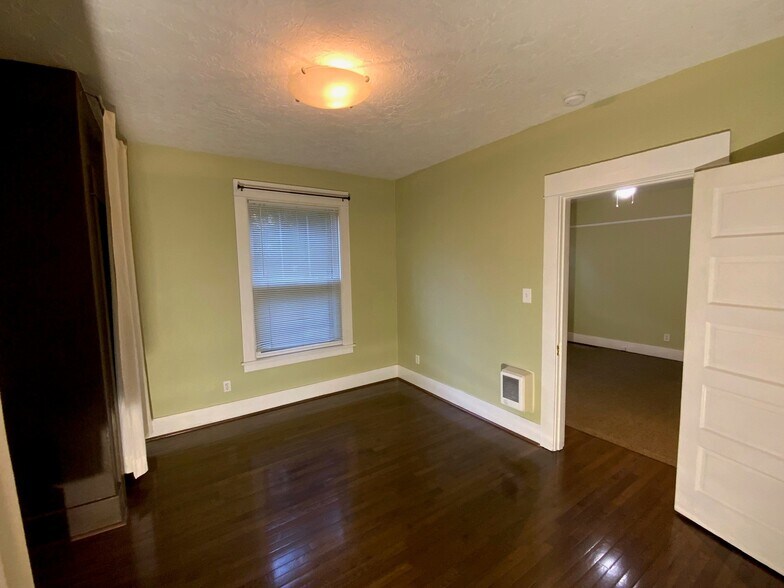More Photos Of 1906 NW 25th Ave, Portland Apartments For Lease