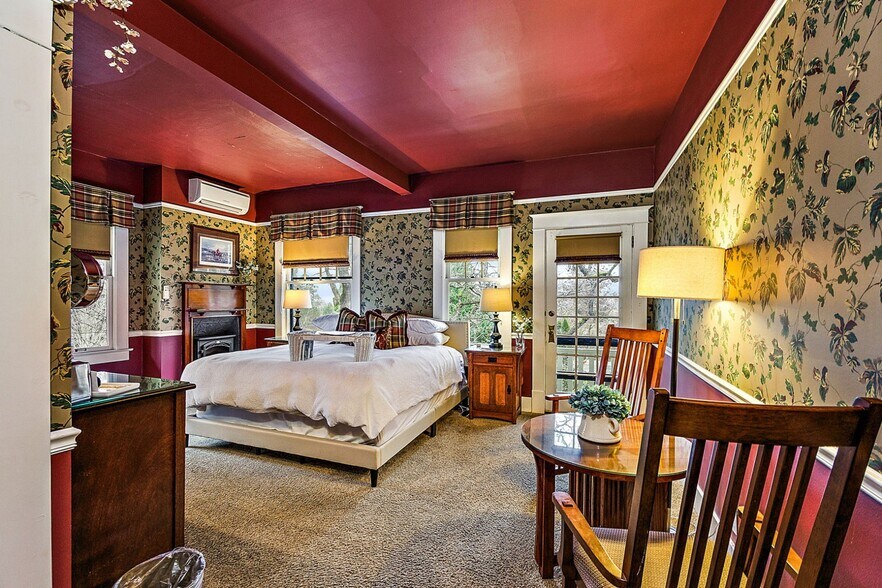 More Photos Of 455 N Oregon St, Jacksonville Hospitality For Sale