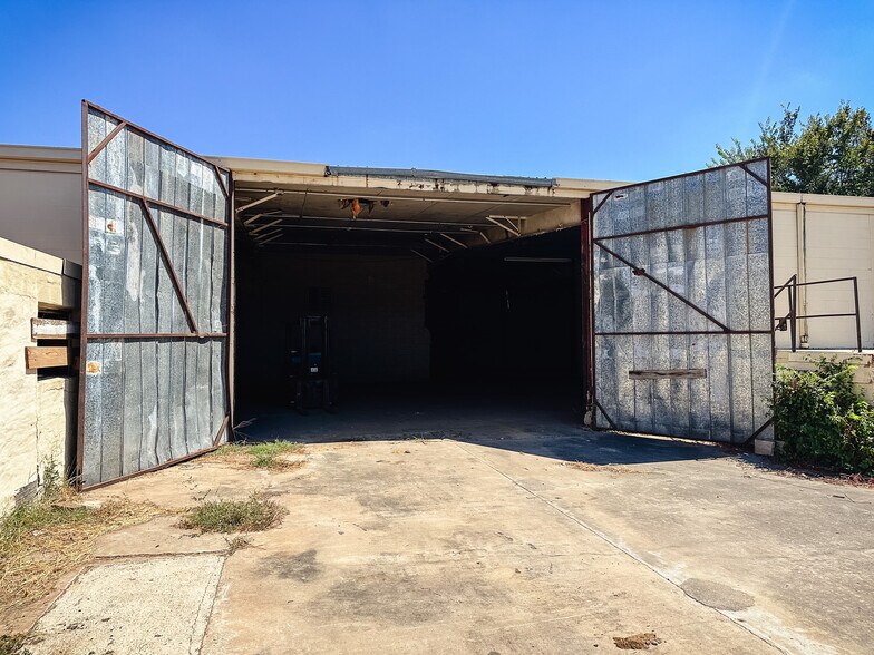 More Photos Of 512 Jones St, Gonzales Warehouse For Lease