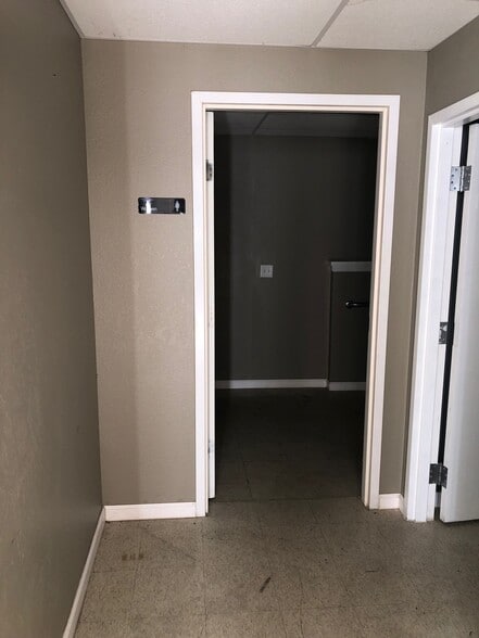 More Photos Of 9751 Mining Dr, Jacksonville Warehouse For Lease