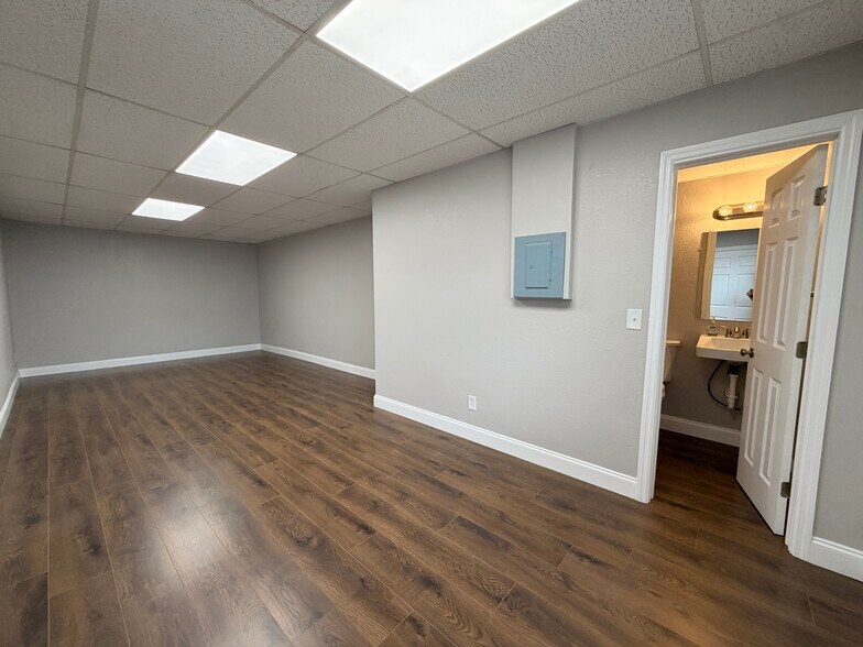 More Photos Of 511 Herbert St, Port Orange Warehouse For Lease