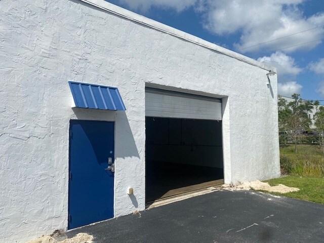 More Photos Of 3059-3061 SE Monroe St, Stuart Warehouse For Lease