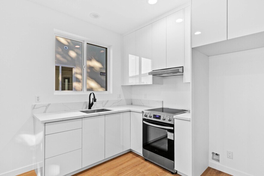 More Photos Of 6842 Cedros Ave, Van Nuys Apartments For Sale