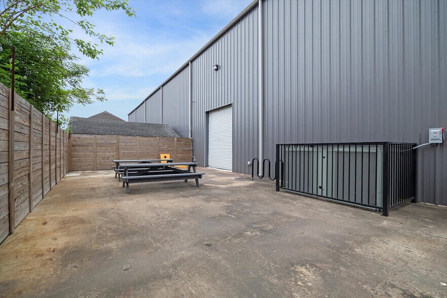 More Photos Of 4010 Canal St, Houston Warehouse For Sale