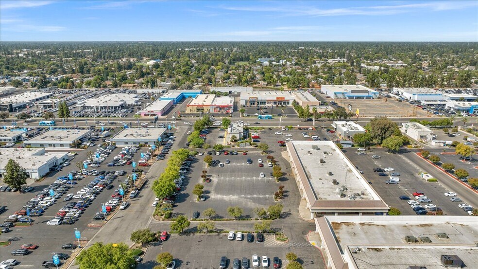 More Photos Of 5646 N Blackstone Ave, Fresno Unknown For Lease