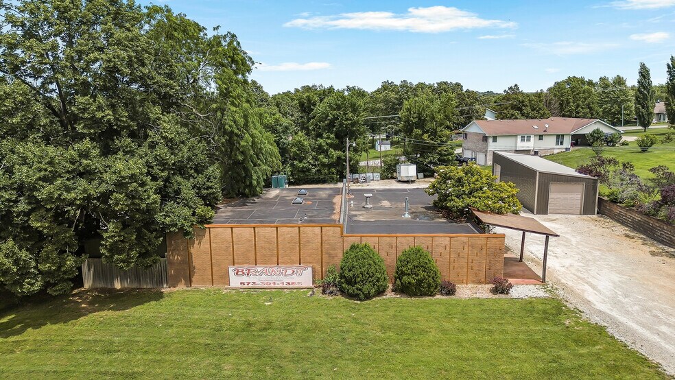 More Photos Of 1401 E Main St, Linn Flex For Sale