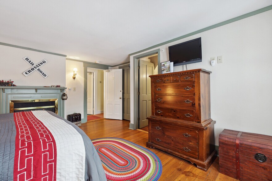 More Photos Of 67 Pleasant View Rd, Bradford Hotel For Sale