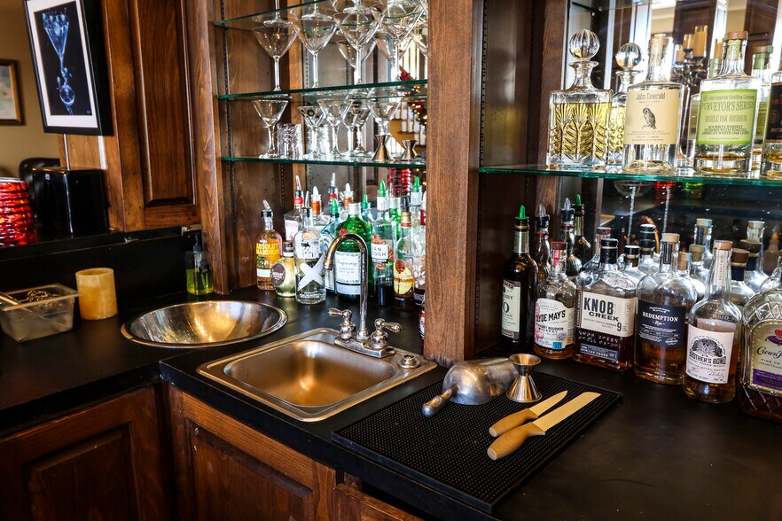 More Photos Of 1024 Noble St, Anniston Storefront Retail Office For Sale