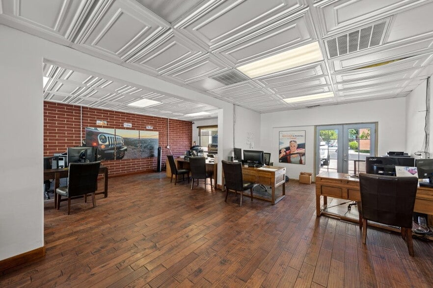 More Photos Of 222 N Bluff St, St George General Retail For Sale