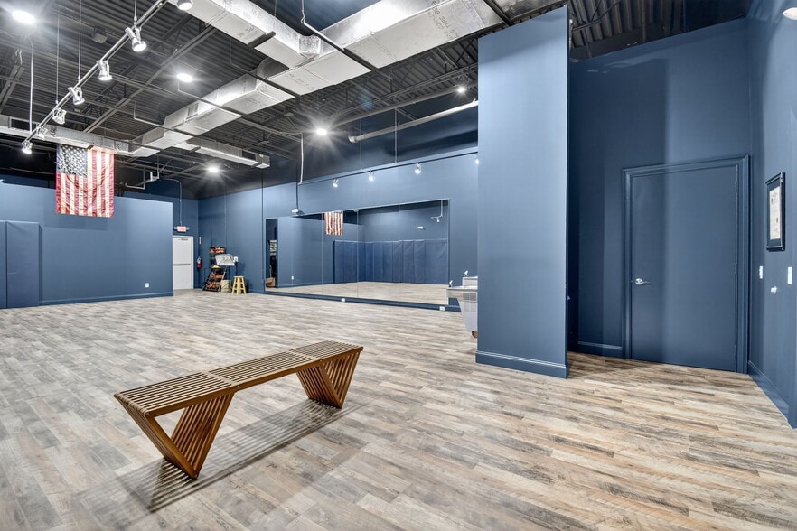 More Photos Of 2800-2890 W State Road 84, Fort Lauderdale Showroom For Sale