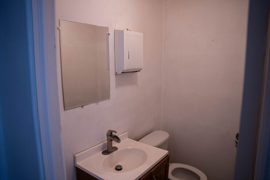 More Photos Of 1545 W State St, Hurricane Veterinarian Kennel For Lease
