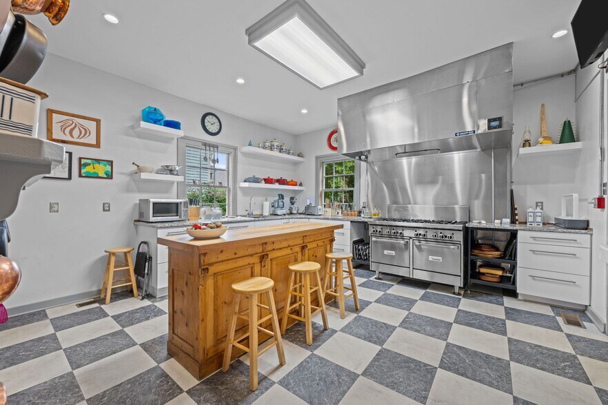 More Photos Of 215 Pollock St, New Bern Hospitality For Sale