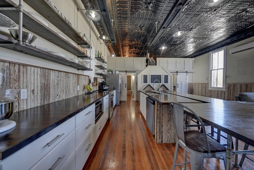 More Photos Of 103 N Main, Moulton Showroom For Sale