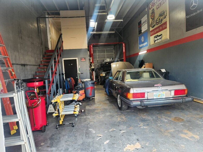 More Photos Of 1440 10th Ct, Lake Park Warehouse For Lease