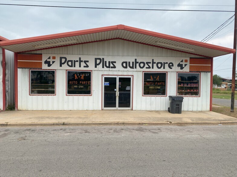 More Photos Of 119 S Commerce St, Dilley Storefront Retail Residential For Sale