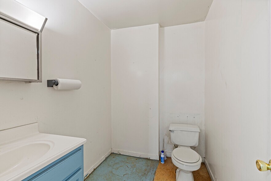 More Photos Of 245 N 7th St, Williams Light Distribution For Sale